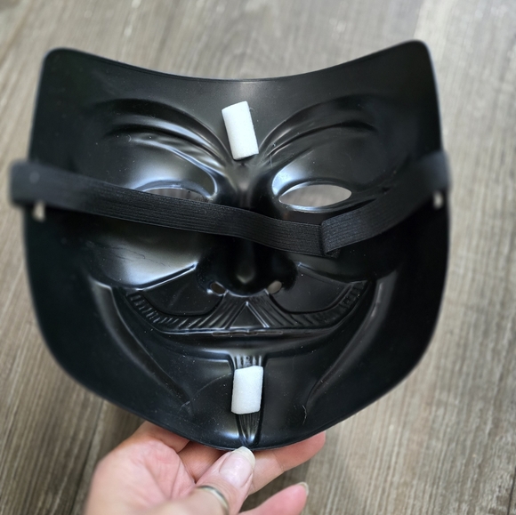 V for Vendetta set if 2 halloween mask 1 black 1 white New - Picture 5 of 5